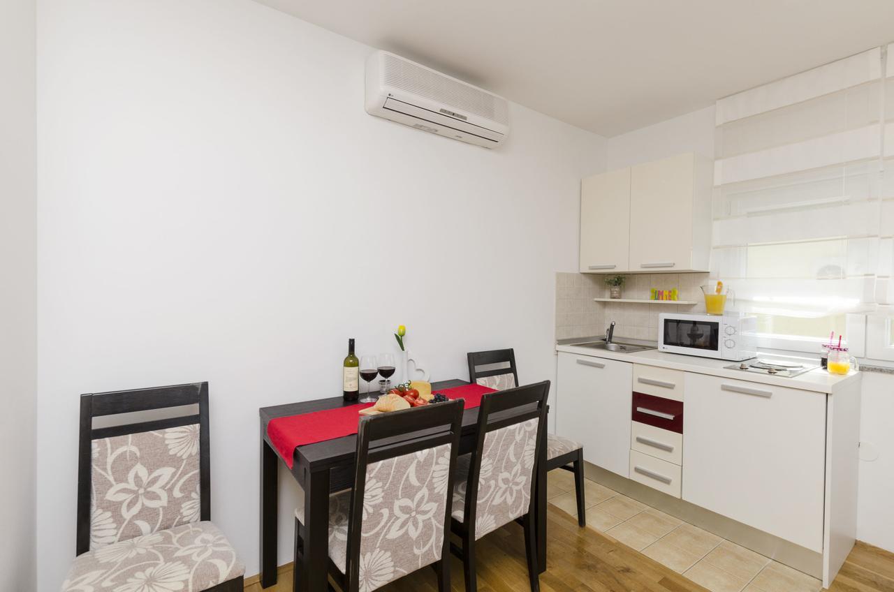 Apartments Maja Donji Okrug  エクステリア 写真